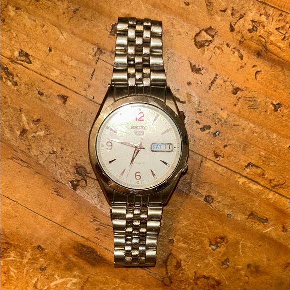 SEIKO 5 AUTOMATIC Stainless steel Silver and White Watch with Day-Date Display